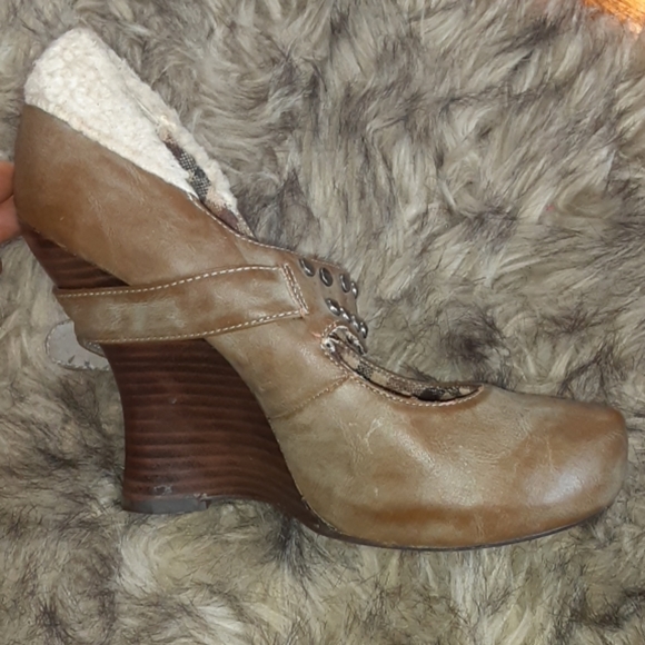 Shoes - Picture 3 of 8